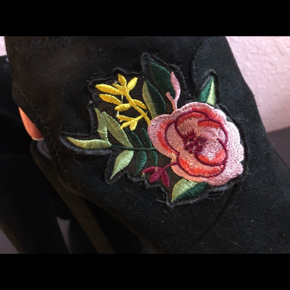 Embroidered peep toe bootie - Picture 4 of 4